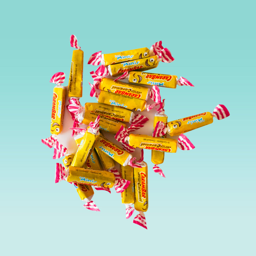 Emballage coloré de 20 mini carambars en gros plan