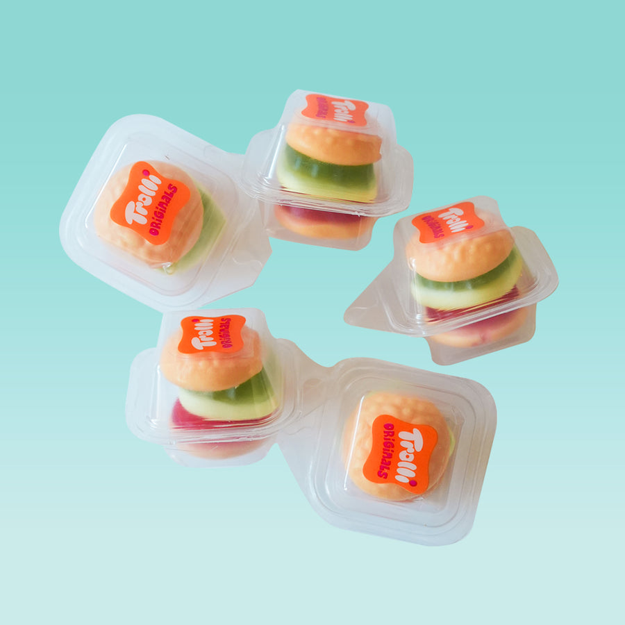 Cinq mini burgers moelleux sur une assiette blanche