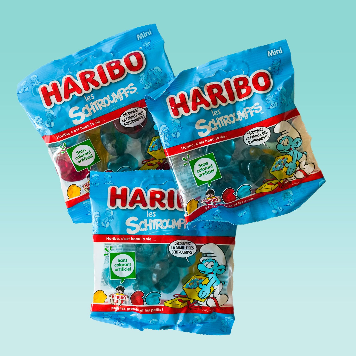 Cinq sachets de Mini Schtroumpfs avec motifs colorés.