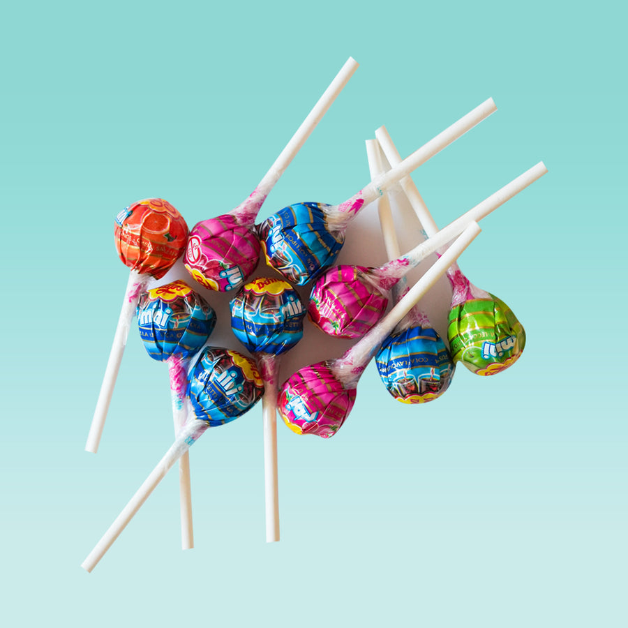 Mini Chupa Chups colorés en assortiment sur fond blanc