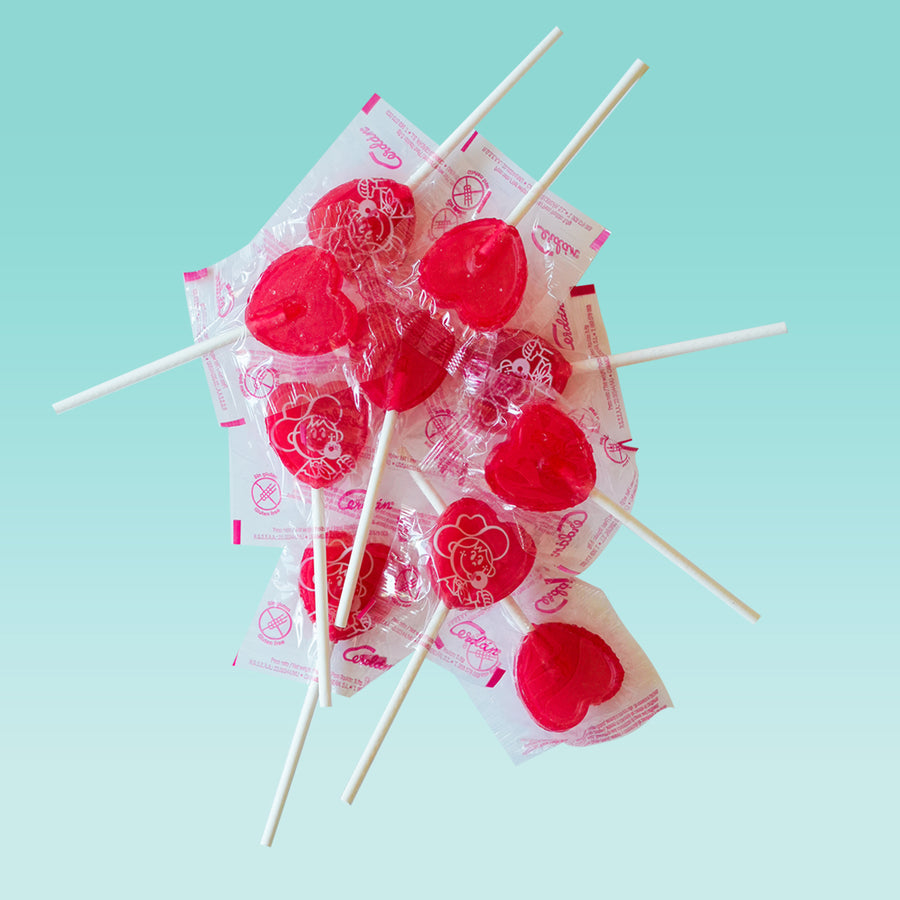 Sucettes en forme de cœur, vue rapprochée sur les détails colorés.