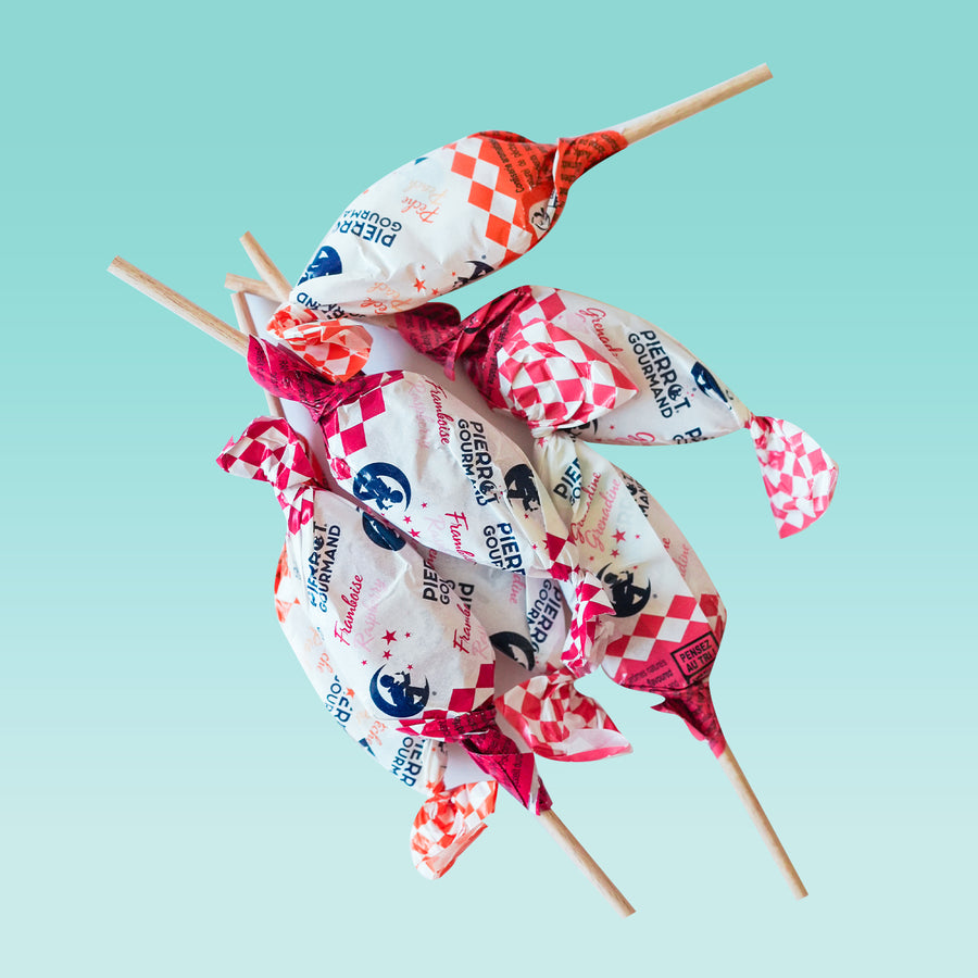 Sucettes Pierrot Gourmand en gros plan, couleurs vives et variées.