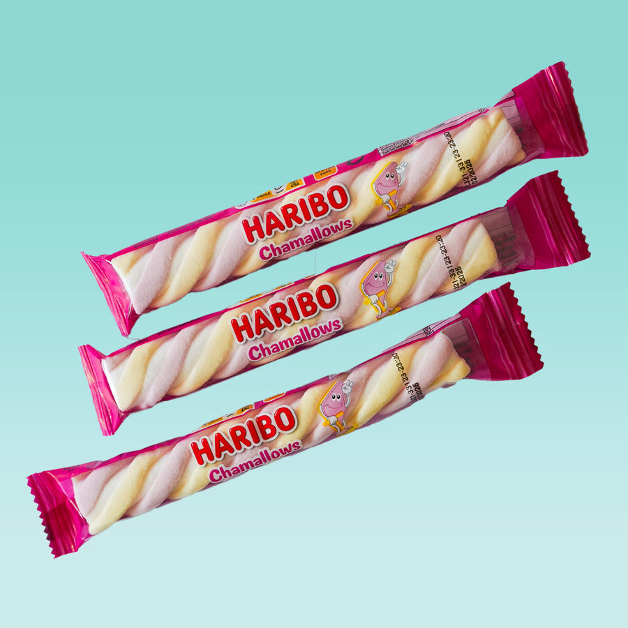 Trois chamallows torsadés de 14 cm sur fond blanc.