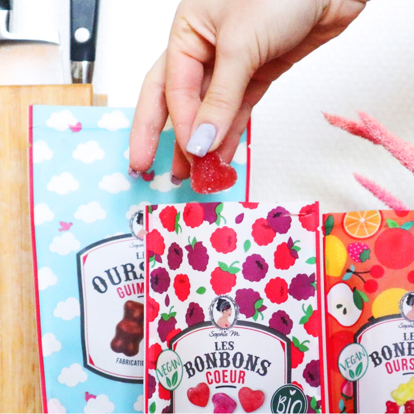 Sachet de bonbons en forme de cœur sur fond blanc