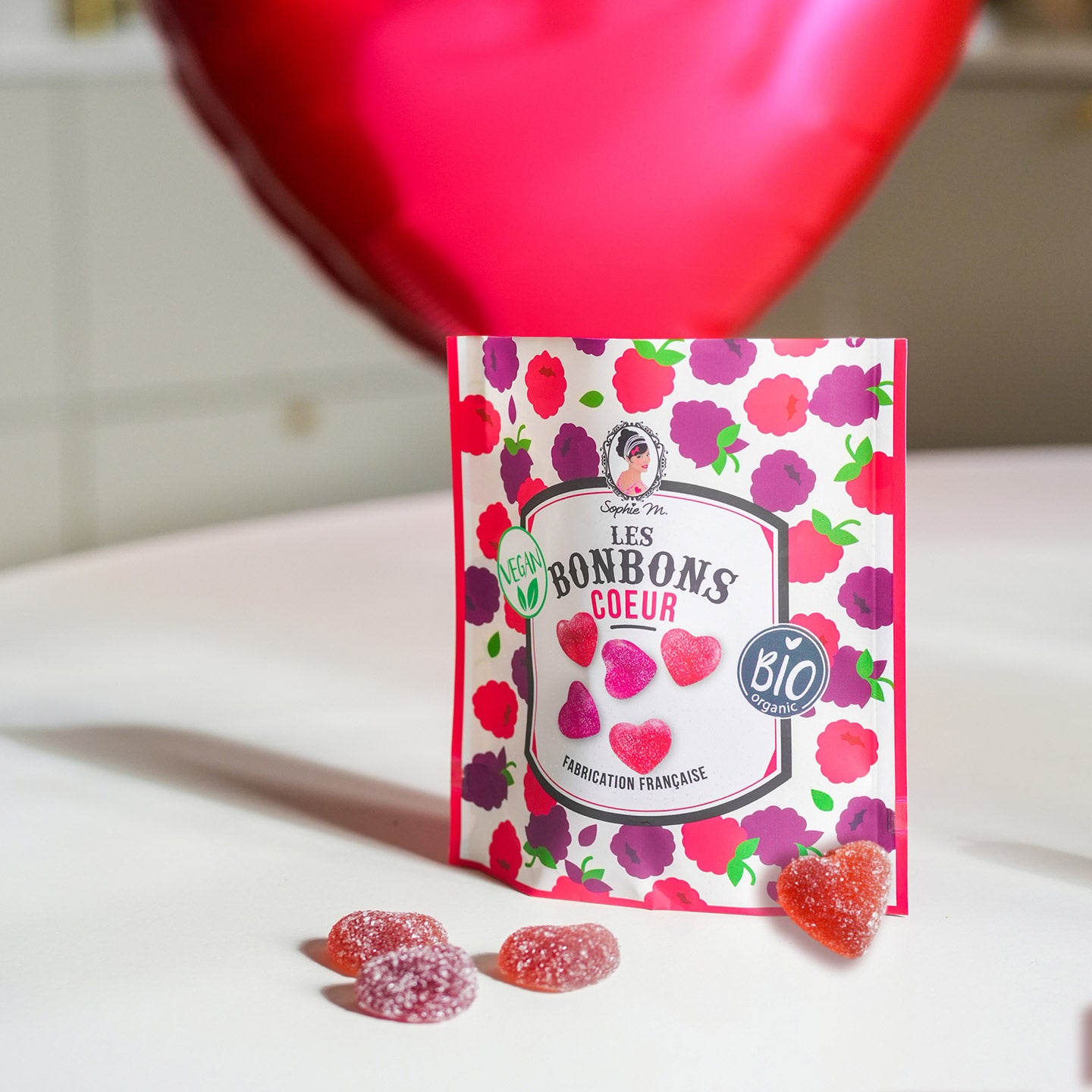 Sachet de bonbons en forme de cœur sur fond blanc