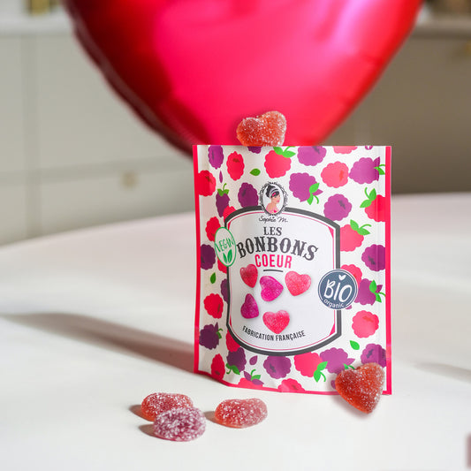 Sachet de bonbons en forme de cœur, texture brillante et colorée.