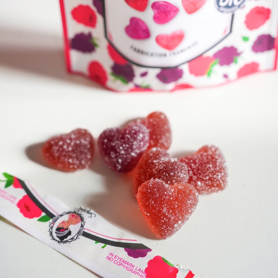 Sachet de bonbons en forme de cœur sur fond blanc
