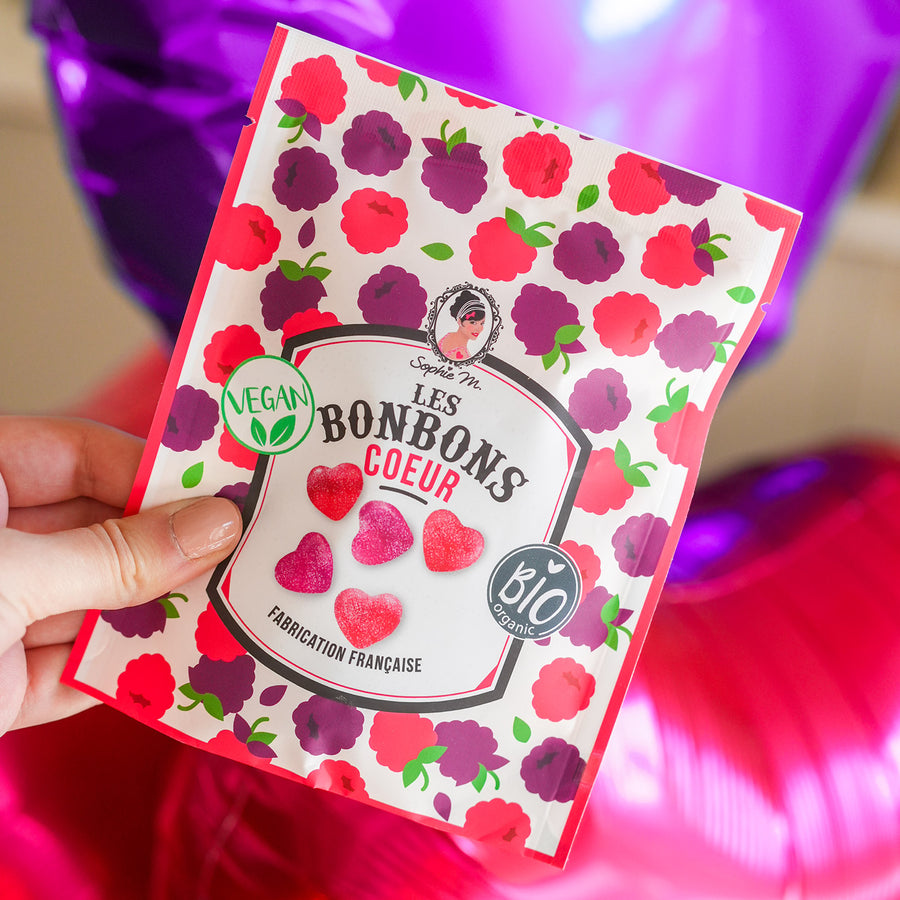 Sachet de bonbons en forme de cœur sur fond blanc