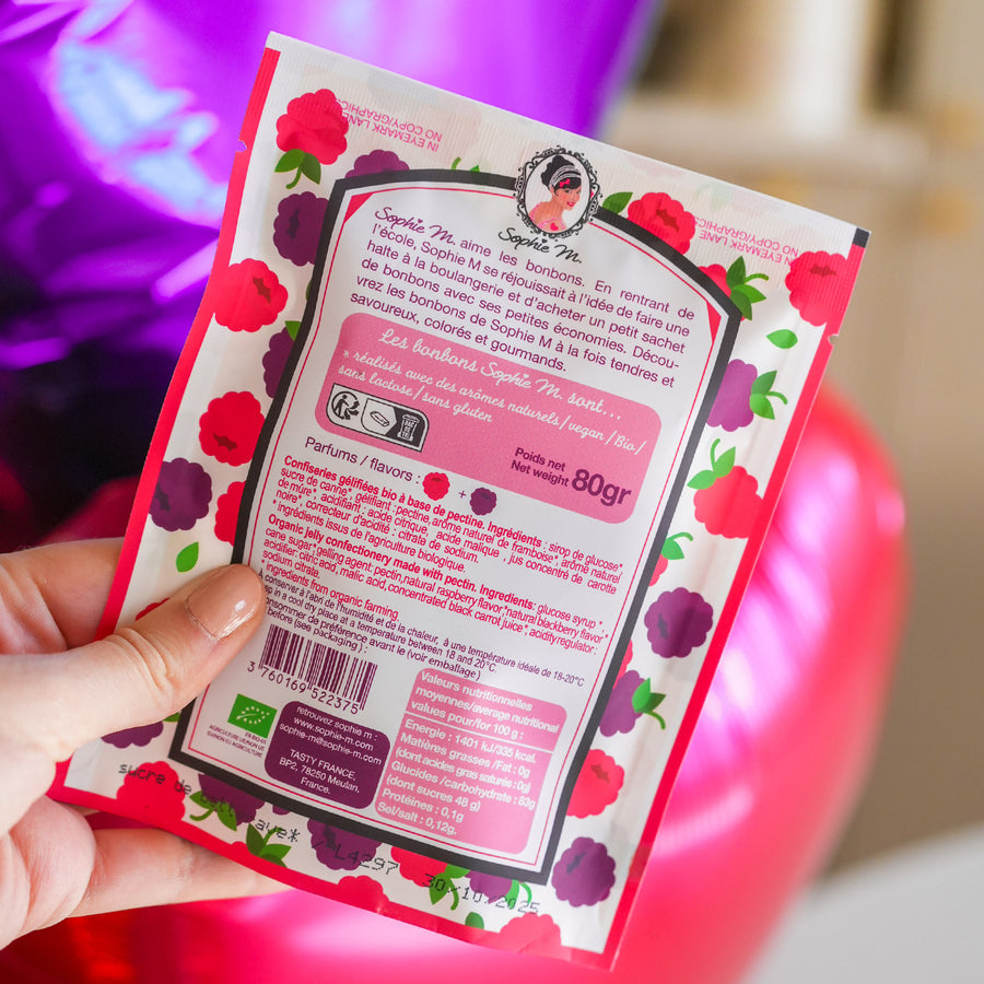 Sachet de bonbons en forme de cœur sur fond blanc