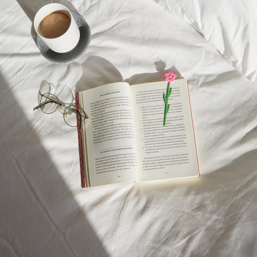 Marque-page avec fleur d’églantine en plastique rose