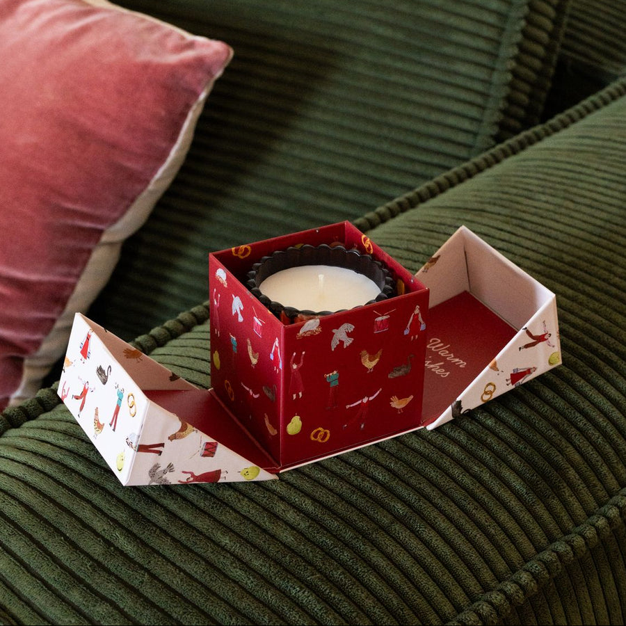 Bougie Winter Berry avec bonhomme pain d'épices en relief