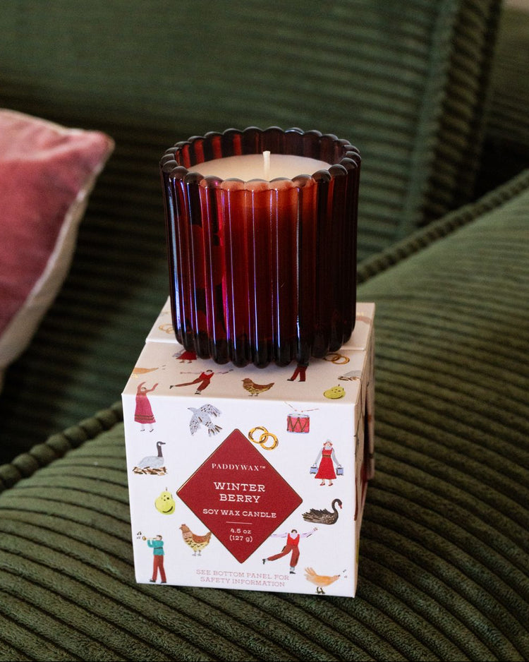 Bougie Winter Berry avec bonhomme pain d'épices en relief