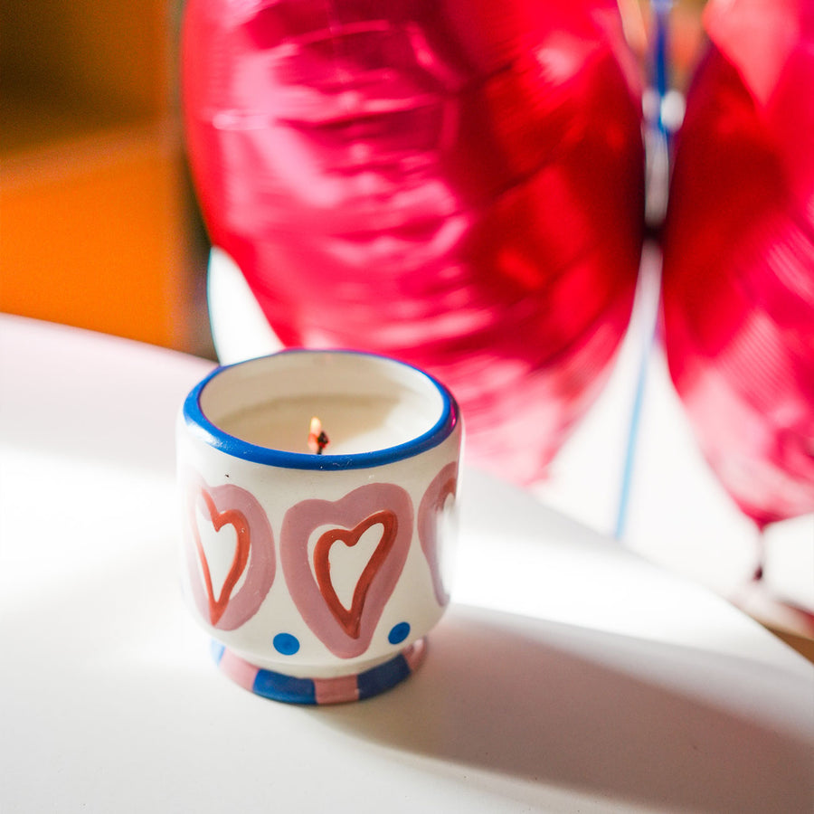 Bougie en céramique peinte à la main avec motifs de cœurs.