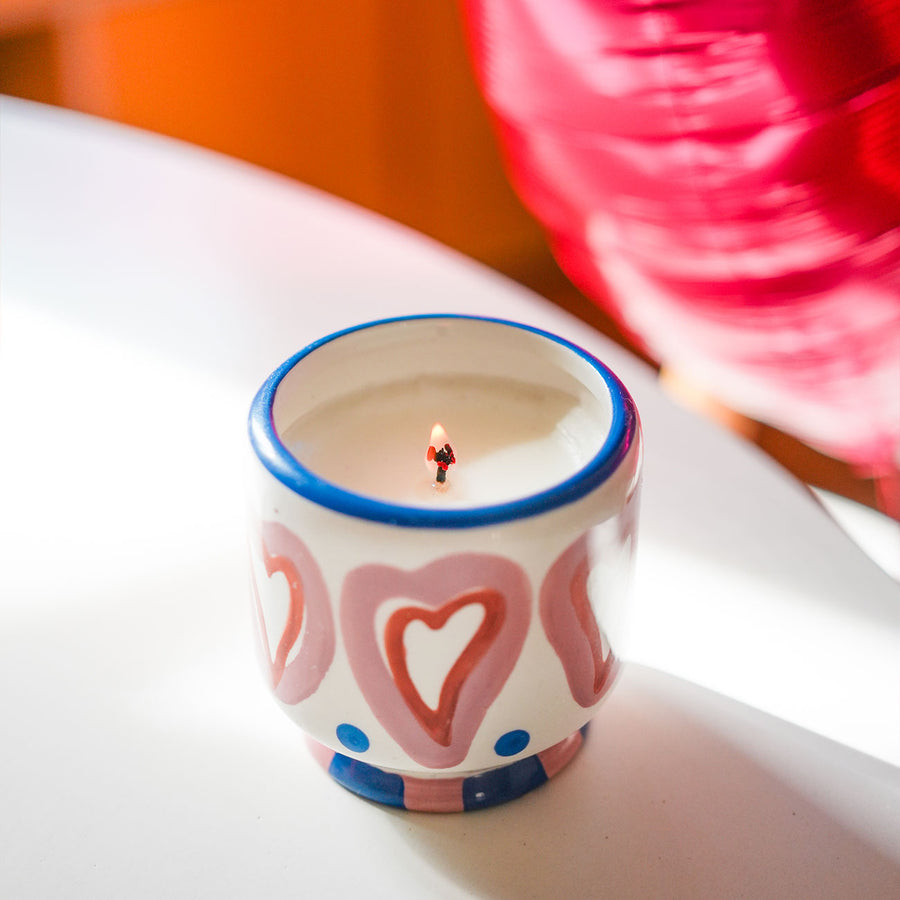 Bougie en céramique peinte à la main avec motifs en cœur.