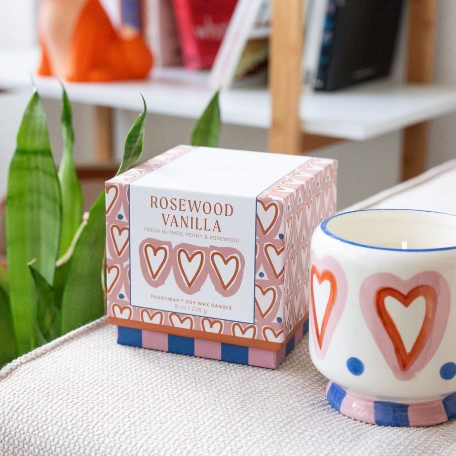 Bougie en céramique peinte à la main avec motifs en cœur.