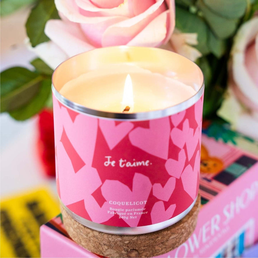 Bougie Coquelicot avec inscription 'Je t'aime' en gros plan