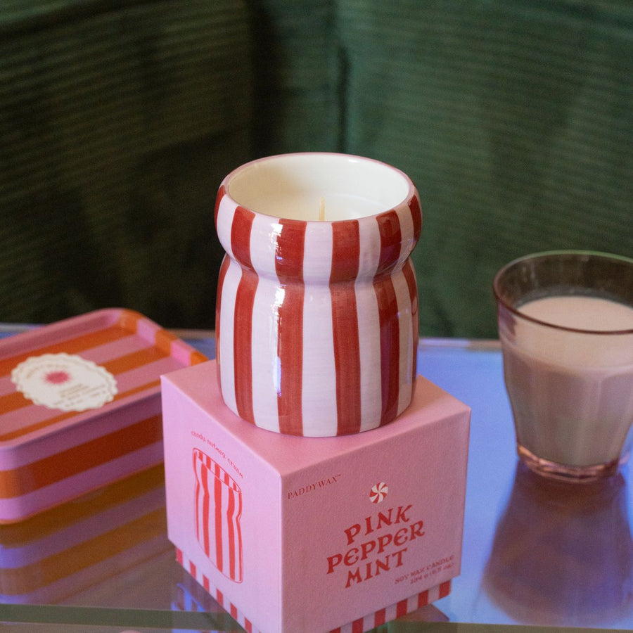 Bougie Color Pop avec rayures colorées et pot en verre.