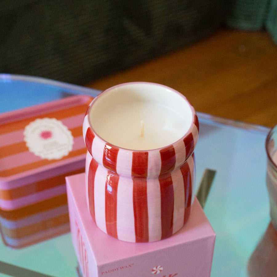 Bougie Color Pop rayée avec un pot en verre coloré
