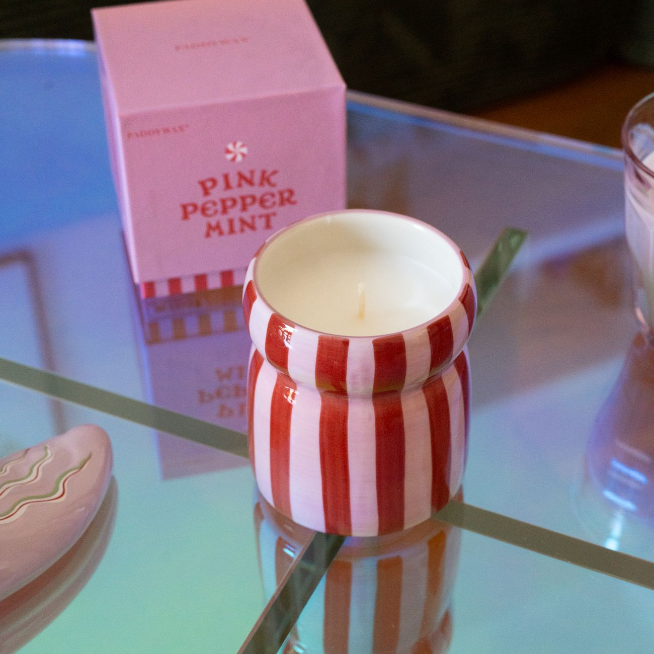 Bougie Color Pop avec rayures colorées et pot en verre