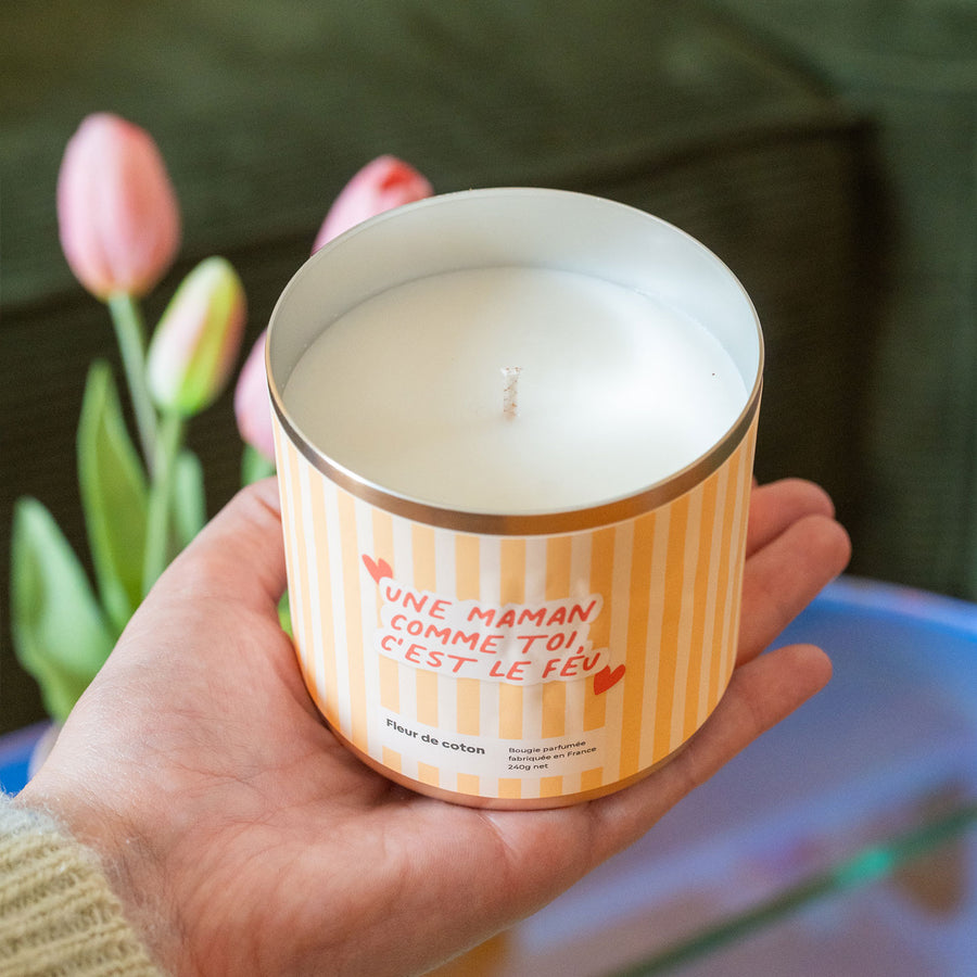 Bougie avec message pour maman, vue de côté, parfum floral.