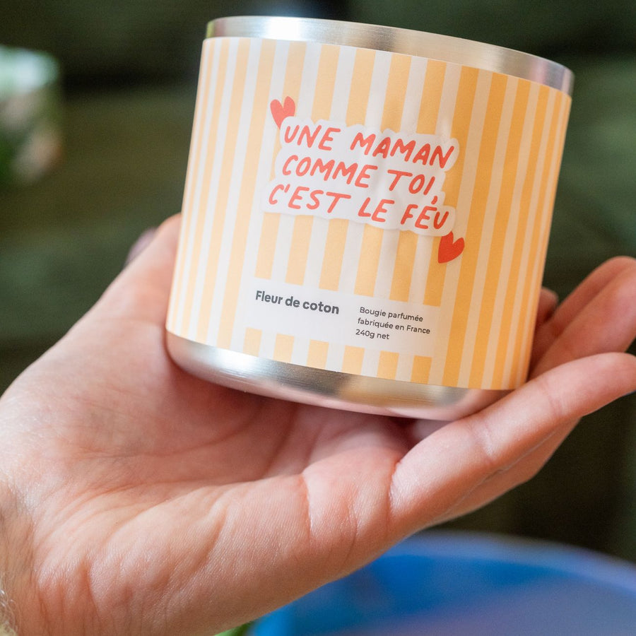 Bougie avec message, vue de près sur la texture de la cire.