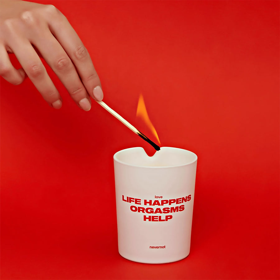 Bougie de massage parfumée 'LOVE' avec texture lisse et élégante.