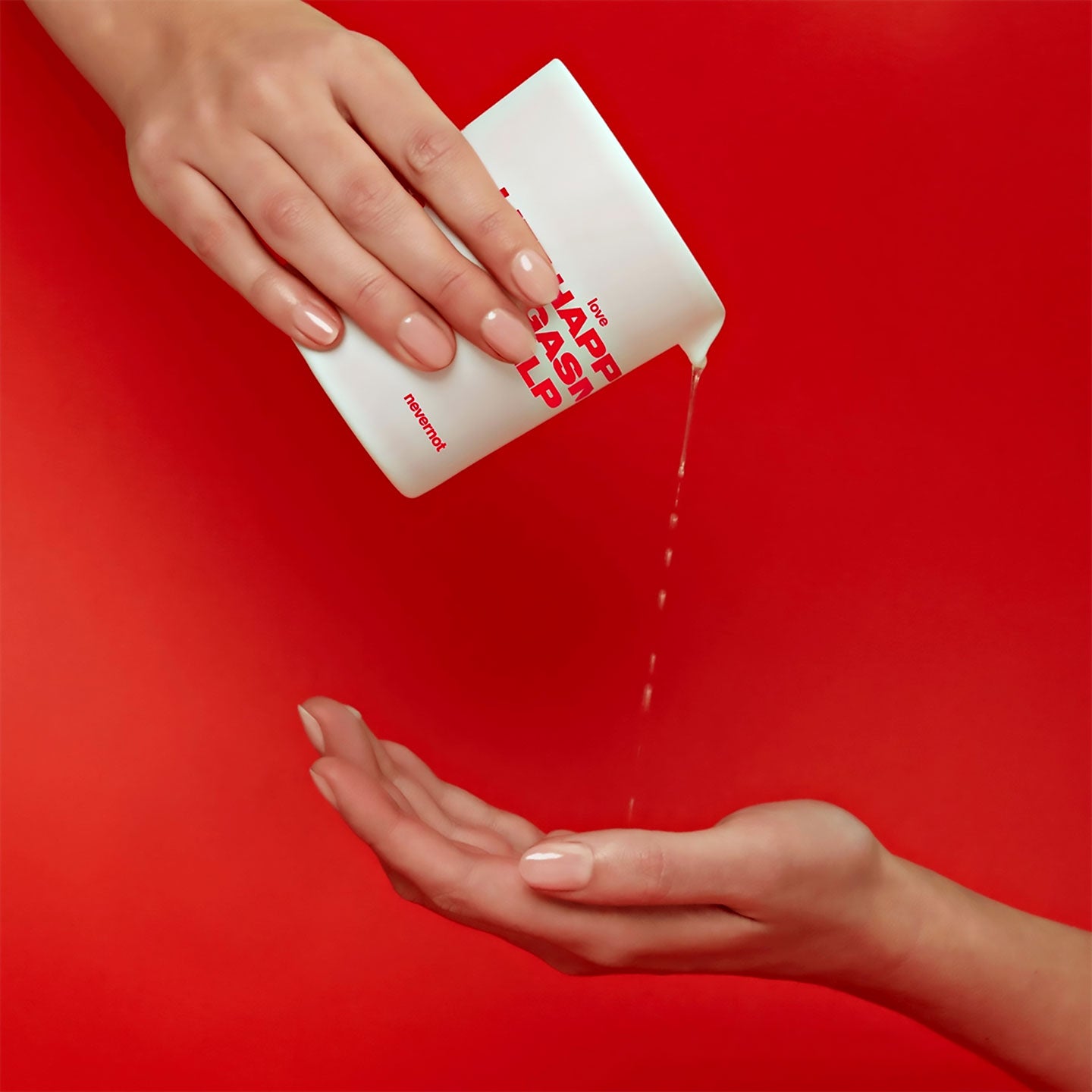 Bougie de massage parfumée 'LOVE' avec texture lisse et fond clair.