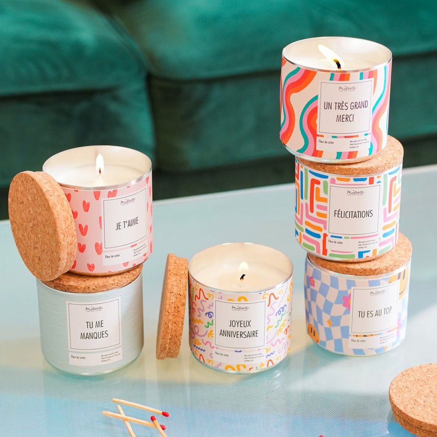 Bougie à message avec un design élégant et une texture lisse.