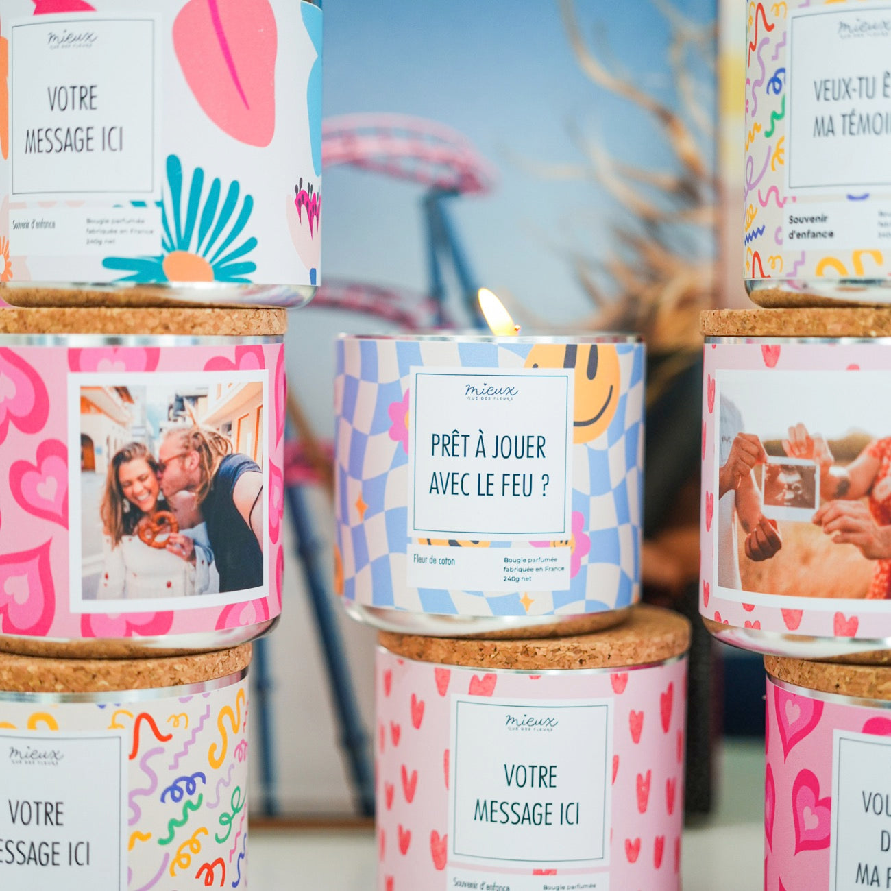 Bougie personnalisée avec photo, vue de côté, étiquette visible.