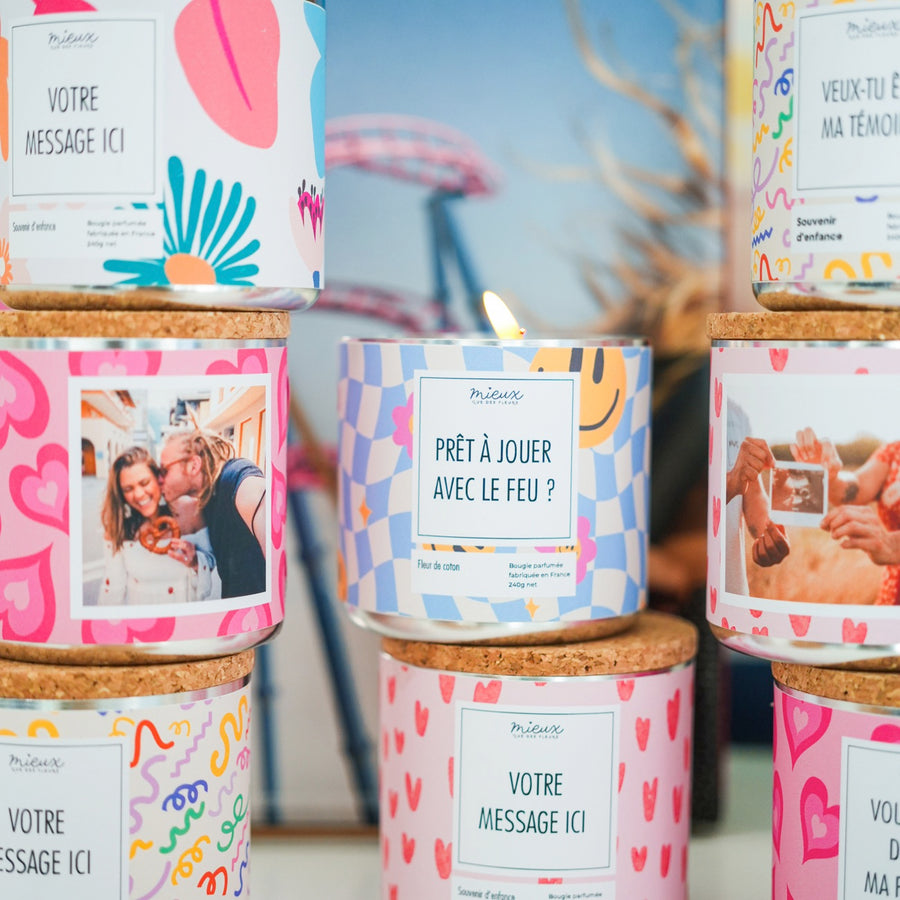Bougie personnalisée avec photo, vue de côté, étiquette visible.