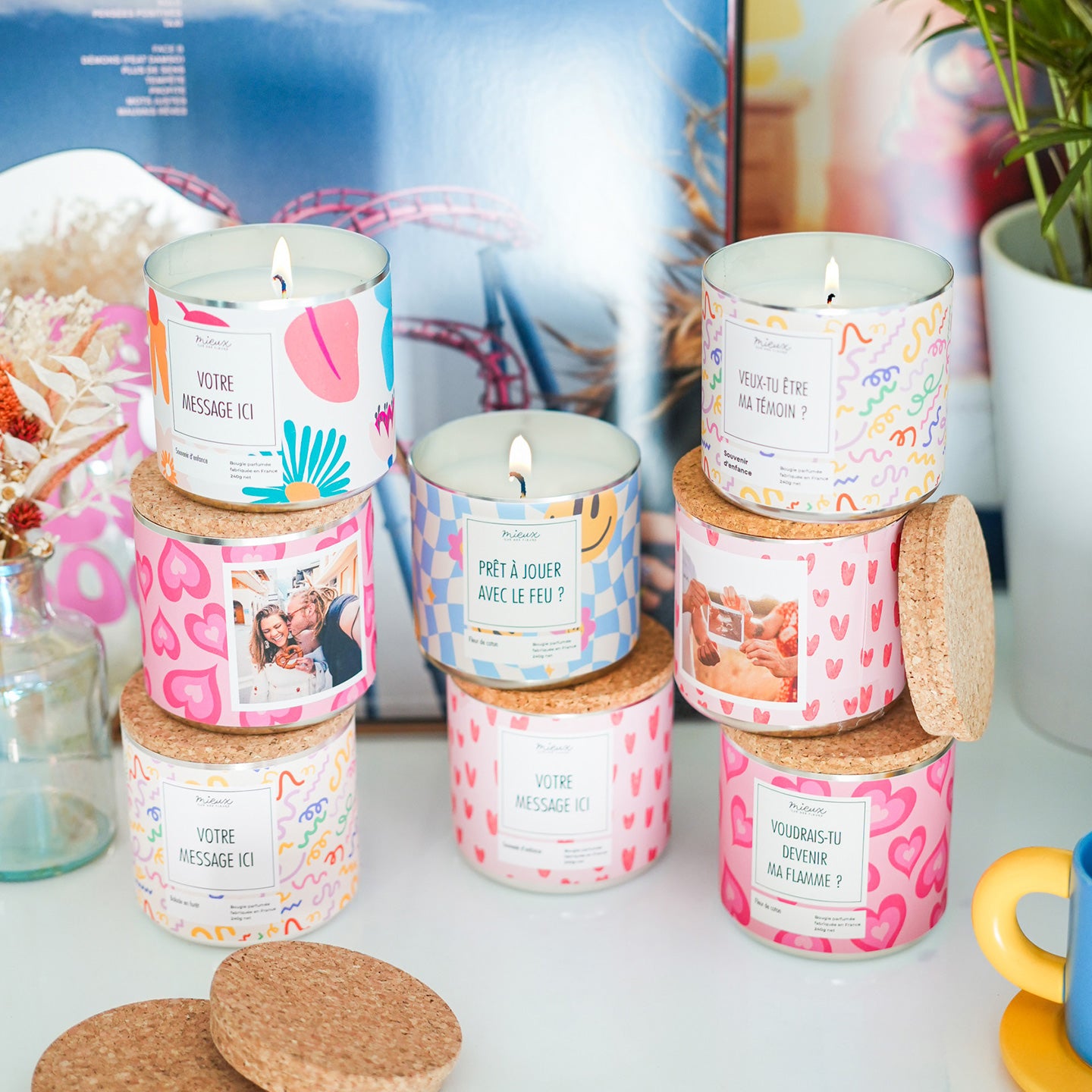 Bougie personnalisée avec photo, vue de face, étiquette colorée.