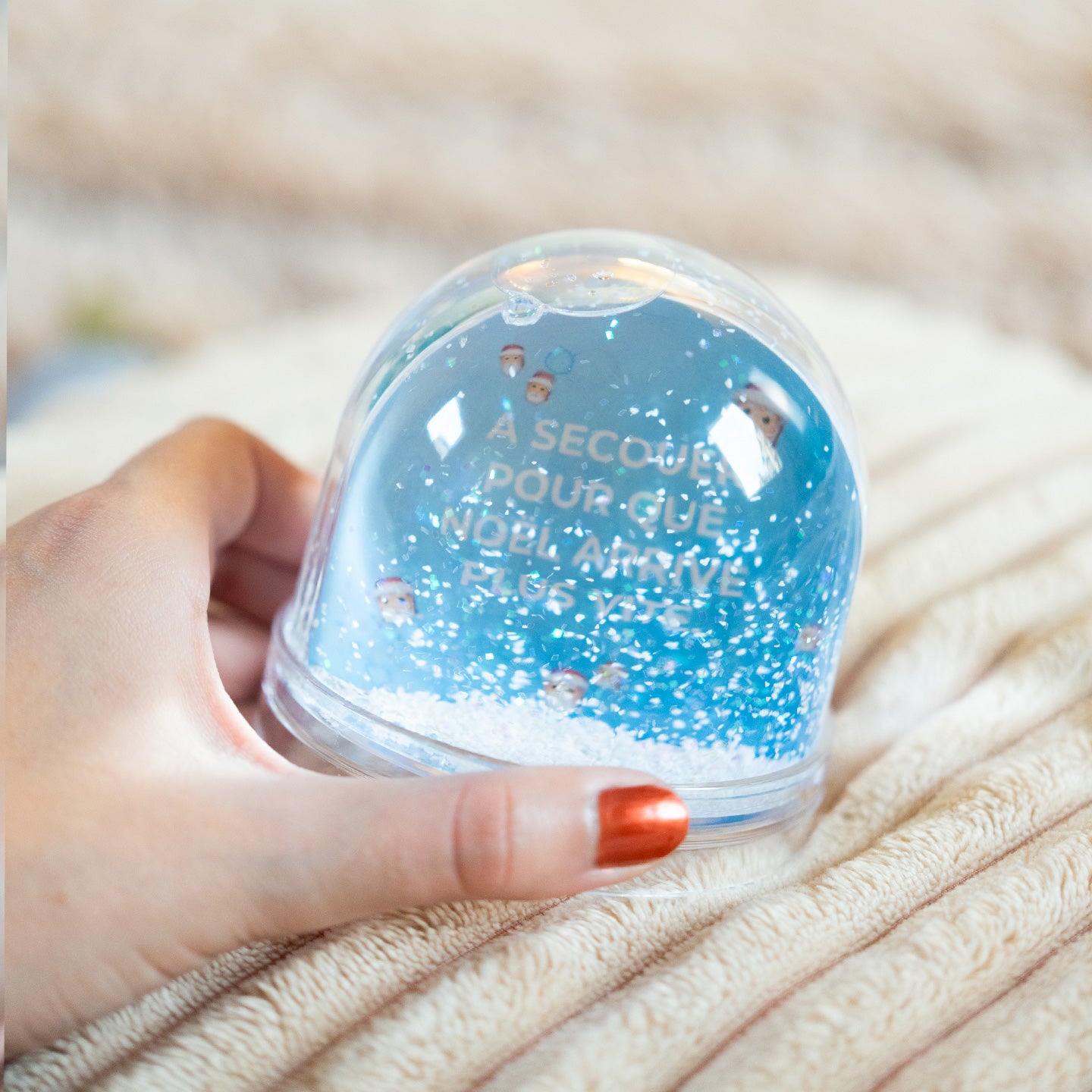 Boule à neige avec flocons scintillants en gros plan.