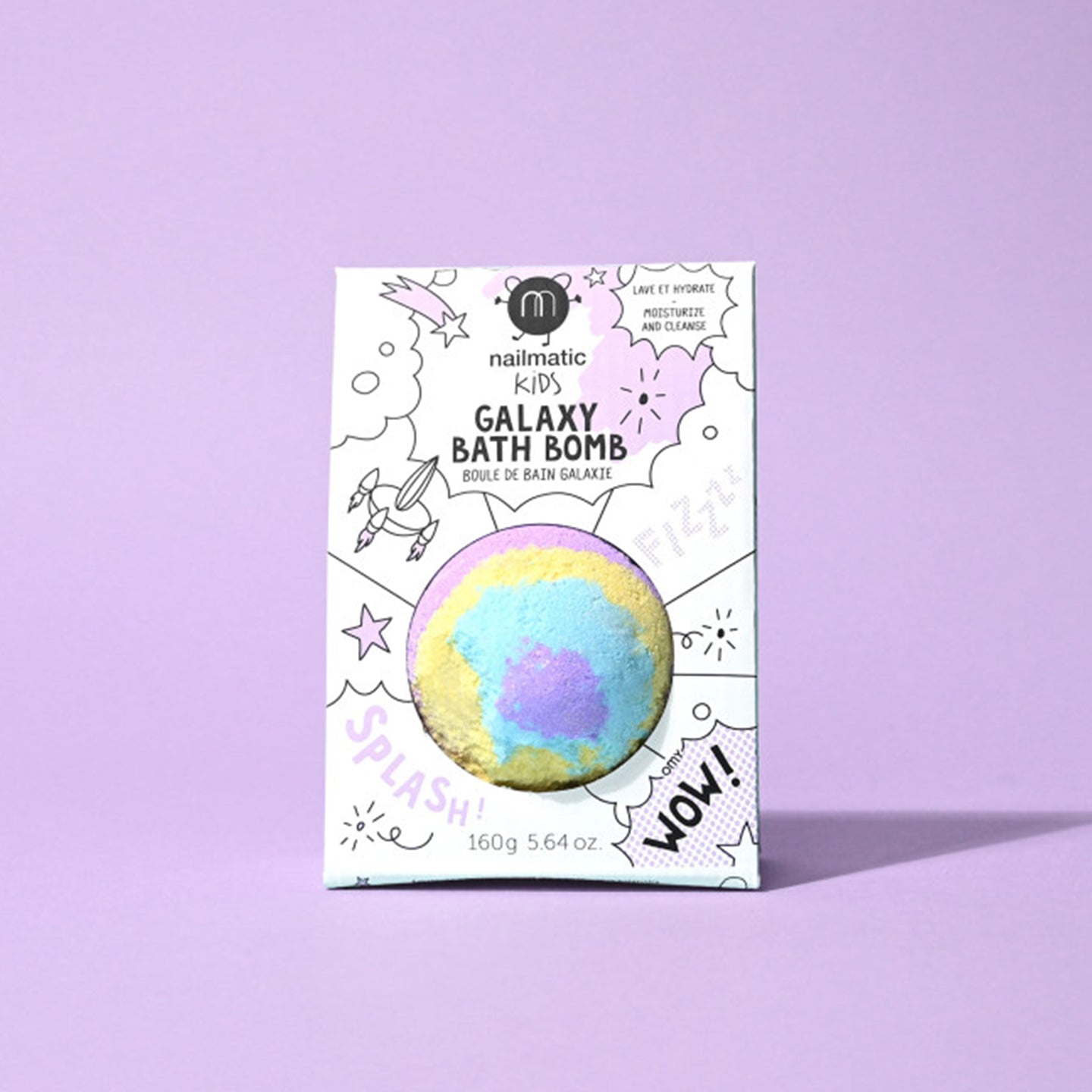 Bombe de bain Galaxy avec des étoiles colorées en gros plan.
