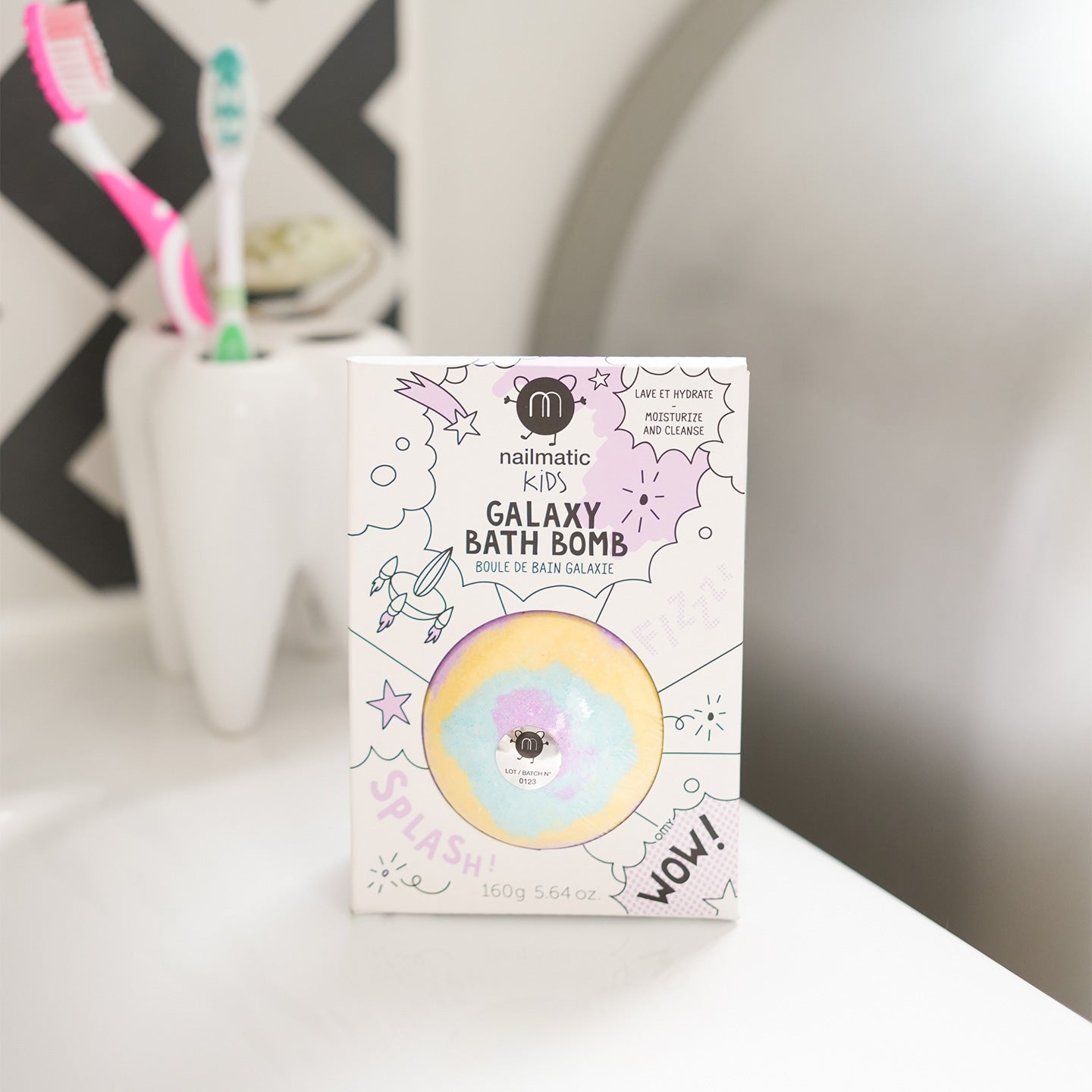 Bombe de bain Galaxy avec des étoiles colorées en gros plan.