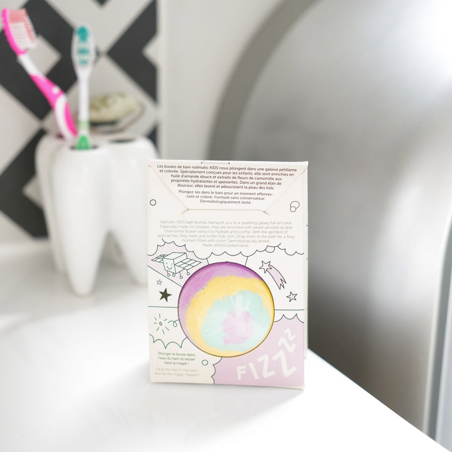 Bombe de bain Galaxy pour enfants, vue rapprochée des couleurs vives.