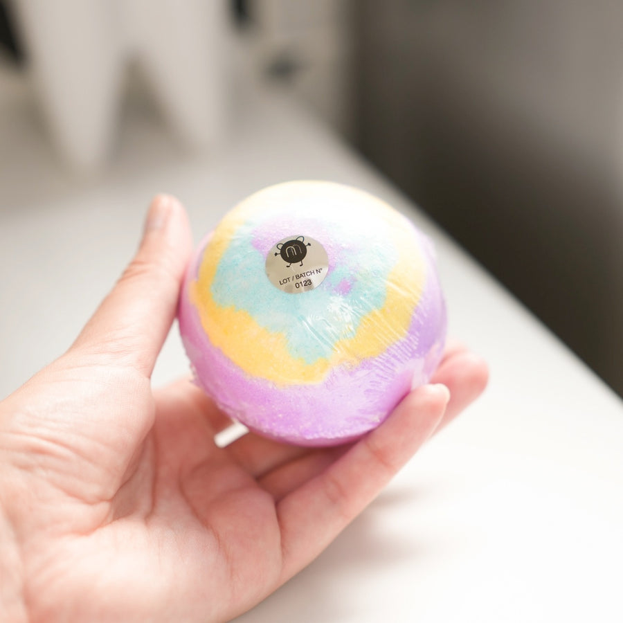 Bombe de bain Galaxy avec des étoiles colorées en gros plan.