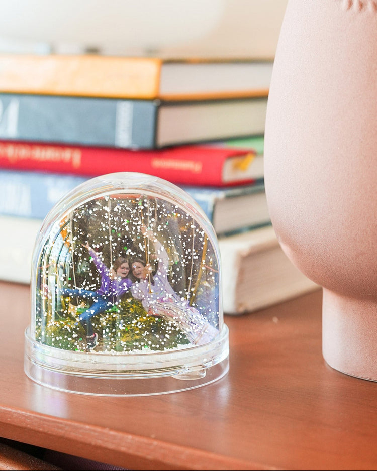 Boule à neige personnalisée avec flocons et message unique.