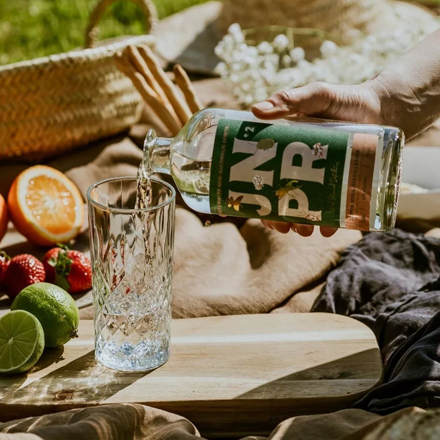 Bouteille de spiritueux sans alcool avec étiquette épicée.