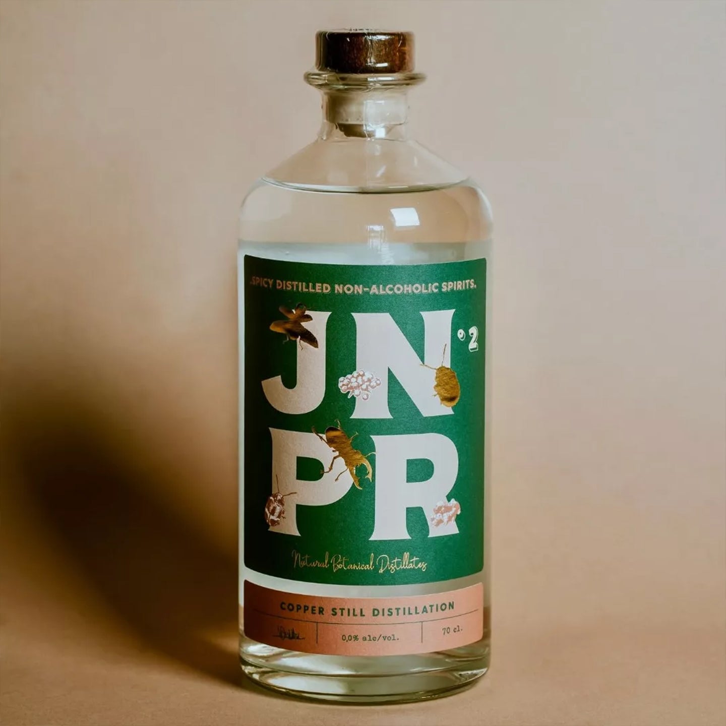 Bouteille de spiritueux sans alcool avec étiquette épicée.
