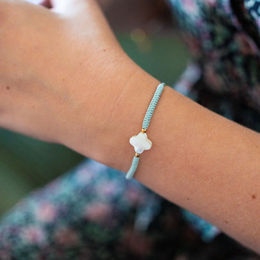 Bracelet porte-bonheur avec fleur nacrée et cordon tressé