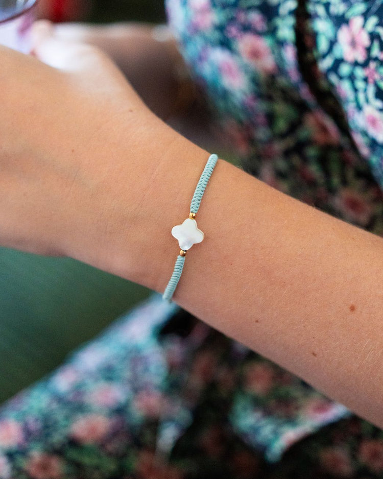 Bracelet porte bonheur avec fleur nacrée et cordon tressé