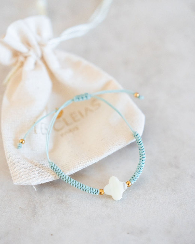Bracelet porte bonheur avec fleur nacrée et cordon tressé