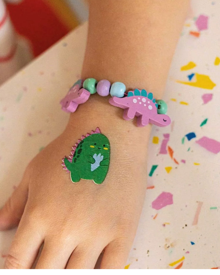 Bracelet en perles en bois avec motifs de dinosaures colorés.
