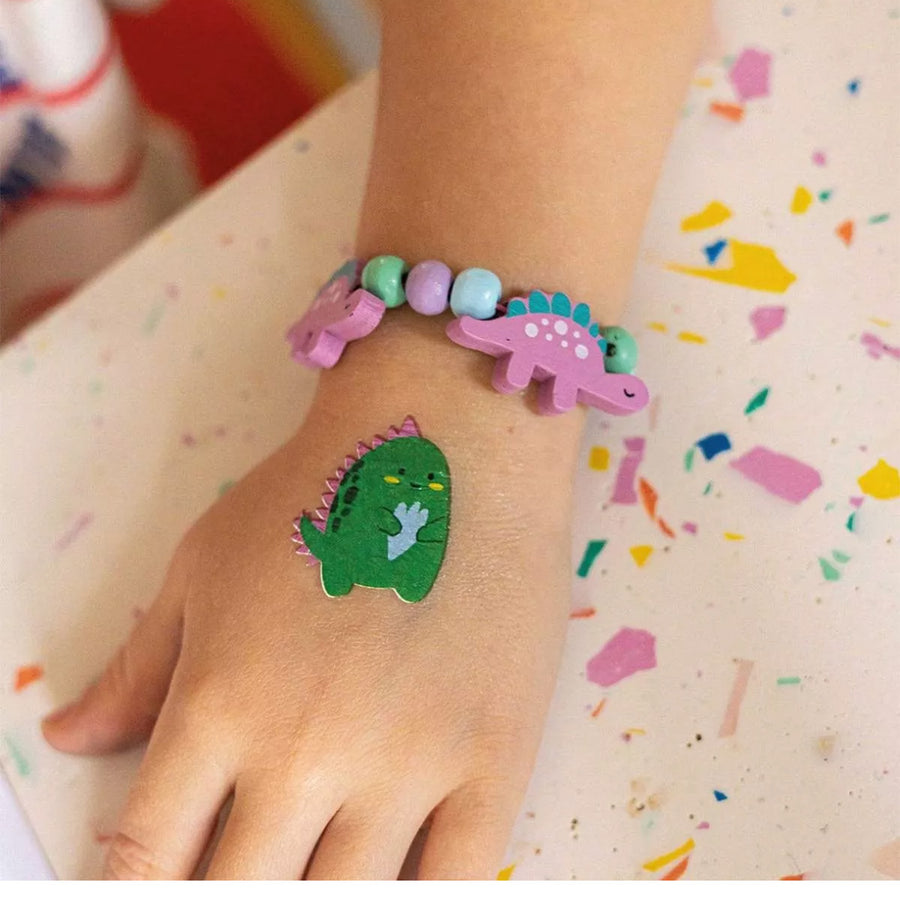 Bracelet en perles en bois avec motifs de dinosaures colorés.