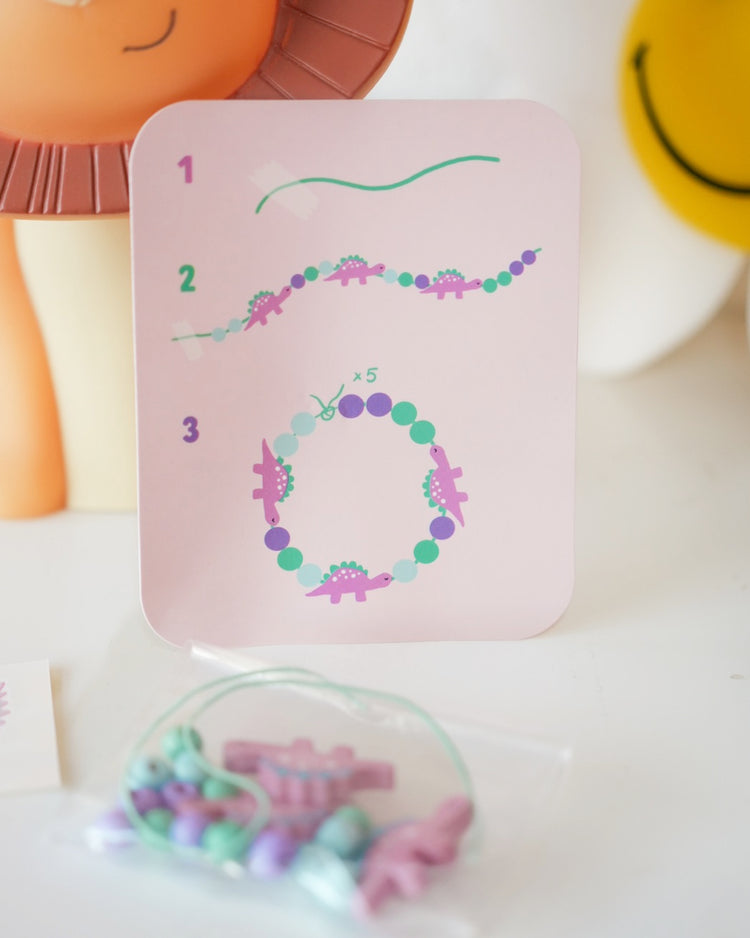 Bracelet en perles avec motifs de dinosaures colorés