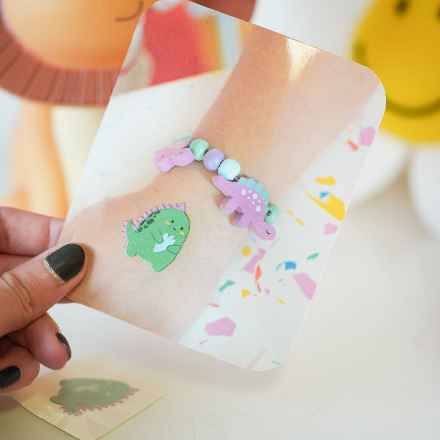Bracelet en perles avec motifs de dinosaures colorés