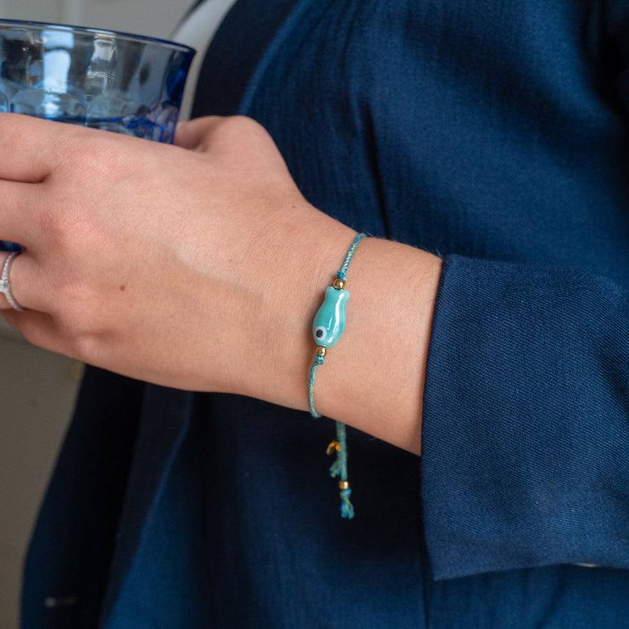 Bracelet en céramique avec poisson, cordon tressé coloré.