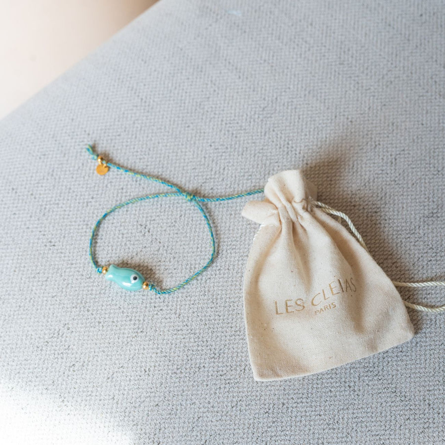 Bracelet en céramique avec poisson, cordon tressé coloré.