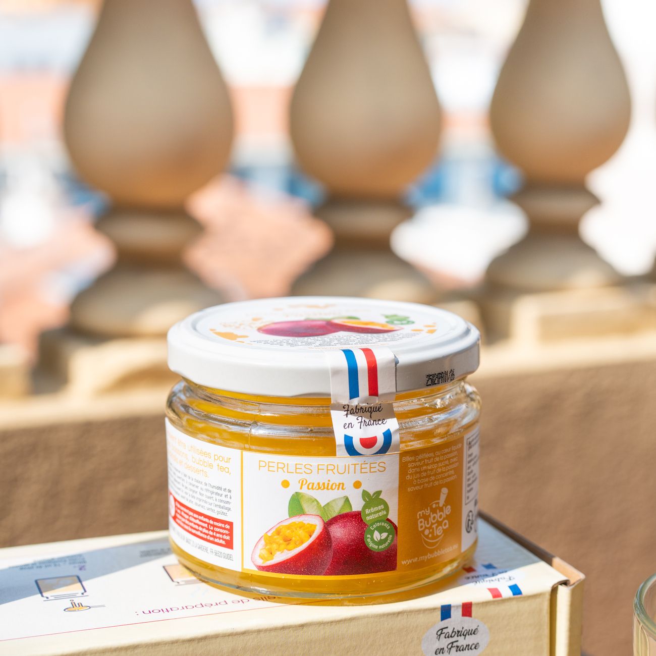 Kit de bubble tea avec perles et accessoires sur fond clair