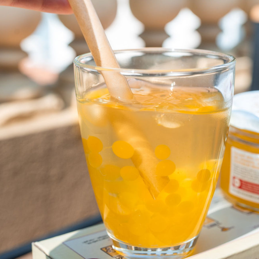 Kit de bubble tea avec perles et accessoires sur fond clair.